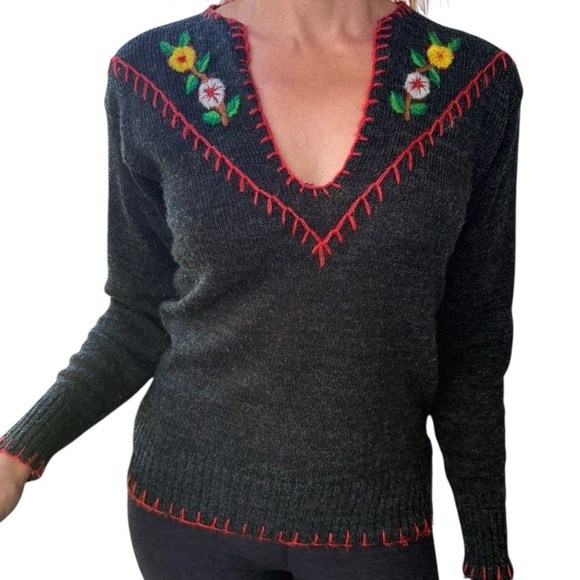 persephone jones Sweaters - Vintage 70s Womens Gray Embroidered Floral V Neck Sweater Medium Cottagecore